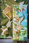 Blattwerk und farbenfrohe Prints mit exotischen Naturmotiven auf Stoffen und Tapeten