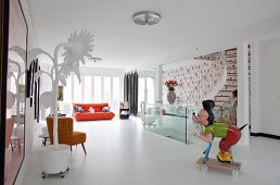 Mickey Mouse-Figur in Wohnzimmer voller Raritäten