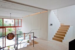 Galerie mit Treppenaufgang, Blick über Geländer in zeitgenössischem Loft
