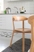 Skandinavische Stühle in einer weißen Küche