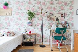 Schlafzimmer mit Blumentapete in Stickoptick