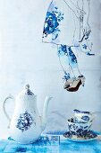 Teestilleben mit blau-weißem Porzellangeschirr