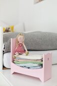 Rosafarbenes Puppenbett mit gehäkelter Puppenprinzessin