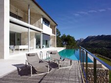 Modernes Ferienhaus mit Pool vor Terrasse