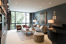 Glamouröses Wohnzimmer mit grauer Wand und Fensterfont