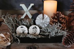 Schachtel mit Flechten und handbemalten Porzellanknöpfen mit Tiermotiven zu Weihnachten
