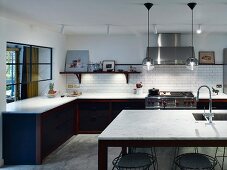 Einbauküche mit Marmor-Küchenarbeitsplatte und Kücheninsel