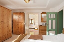 Schlafzimmer mit Holzschränken in … – Bild kaufen – 11969540 living4media