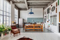 Offene Küche mit eklektischer Einrichtung und Wandgestaltung mit Glas in Loft