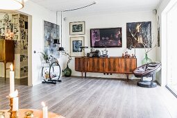 Art-Deco Serviertisch, Retro Sideboard und Sessel in offenem Wohnbereich