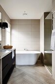 Modernes Badezimmer in Grautönen mit Fischgrätmuster