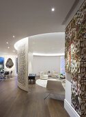 Blick in Rotunde mit künstlerisch gestalteter Wand und edlem Loungebereich
