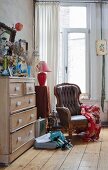Gemütlicher, antiker Ledersessel in Altbauwohnung mit Vintage Flair