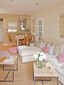 Gemütlicher Wohnraum mit Esstisch und Sofa in Naturtönen