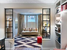 Blick ins Wohnzimmer mit Erker, eleganten Möbeln und englischem Stil