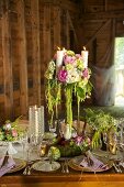 Festlich gedeckter Tisch mit Blumen und Kerzen in ländlichem Stil