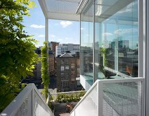 Blick durch Geländer und Glasfassade eines modernen Gebäudes