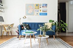 Blaues Retro Sofa, Stehleuchte und Beistelltischchen im Wohnzimmer