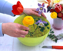 Spring arrangement with wire mesh as a plug-in aid