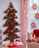 Weihnachtsbaum an der Wand mit Pinus (Kiefer), roten Weihnachtsbaumkugeln