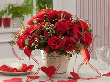 Strauß aus Rosa (roten Rosen), Chamelaucium (Waxflower), Pittosporum