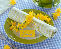 Daffodil garland as a napkin deco