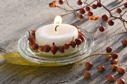 Candle with rosehip wreath