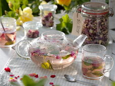 Pink tea (rose petals) and mentha (mint)