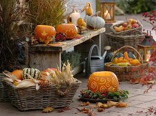 Herbst-Terrasse mit Kürbisdeko