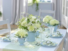 weiße Frühlings-Tischdeko mit Blütenzweigen