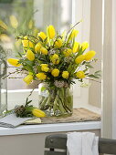 White-Yellow Spring Bouquet Tulipa 'Strong Gold', Viburnum tinus