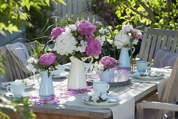 Rosa-weiße Pfingstrosen - Tischdeko auf der Terrasse