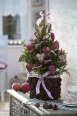 Decorate a flower pot with moss and pine cones yourself