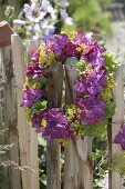 Kranz aus Blüten von Hydrangea (Hortensie) und Alchemilla
