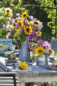 Tischdeko mit Sonnenblumen, Schmuckkörbchen und Äpfeln