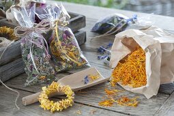 Selbst zusammengestellte Tee-Mischungen aus getrockneten Blüten