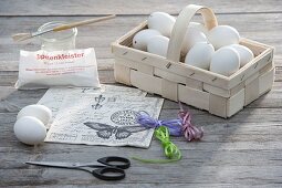 Stick easter eggs with napkin technique