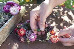 Strohblumen-Kränzchen mit Schafgarbe und Oregano