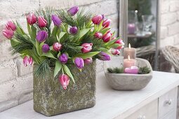 Winterlicher Strauss mit Tulipa (Tulpen) und Pinus (Seidenkiefer)