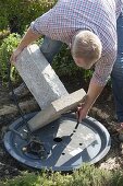 Wasserspiel mit Frosch auf Granit-Säule aufbauen