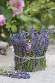 Glas mit Verkleidung aus Lavendel