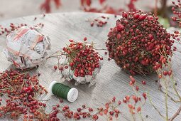 Floristische Dekorationen mit Fundstücken aus dem Herbstwald