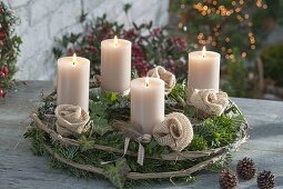 Natürlicher Adventskranz mit beigen Kerzen
