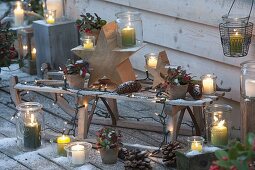 Weihnachtliche Terrasse mit Schlitten , Lichterkette, Holz - Sternen