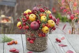 Thymian herbstlich dekoriert mit Früchten