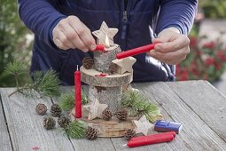 Aus Birkenstuecken selbstgebaute Weihnachts-Etagere
