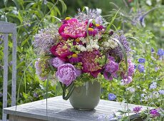 Üppiger Strauss aus Paeonia (Pfingstrosen), Allium (Zierlauch), Filipendula