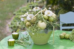 Weiß-grüner Strauss aus Sommerblumen, Früchten und Gemüse