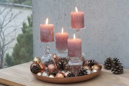 Ungewöhnliche Adventsdeko mit Kerzen auf umgedrehten Gläsern
