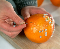 Orangen als Deko: 1 .Step: Orangen mit Perlenstecknadeln verzieren